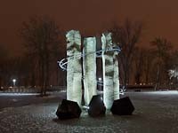 Łowicz nocą - Pomnik w Parku Błonia